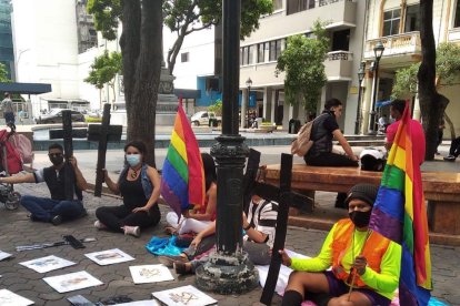 Miembros de la comunidad LGBTI en las afueras de la Fiscalía pidiendo se esclarezcan los casos de asesinatos.