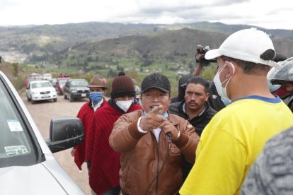 Delfín Quisphe junto a varios pobladores, en el momento del bloqueo de la vía.