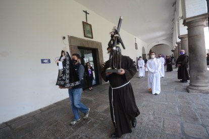 La imagen del Jesús del Gran Poder recorrió por los pasillos del convento San Francisco.