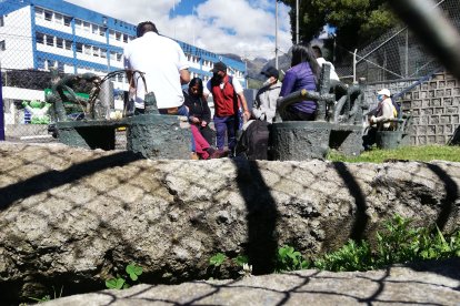 Familiares de la víctima esperaban afuera de la morgue de la Policía Nacional.

Agencia (ag-extra ag-expreso ag-quito)