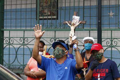 Referencial. En 2020, por la pandemia los ecuatorianos celebraron los rituales religiosos vía telemática.