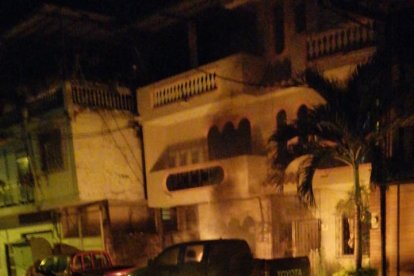 La camioneta ardió en llamas como advertencia de lo que podría suceder si no les entregaban el dinero.