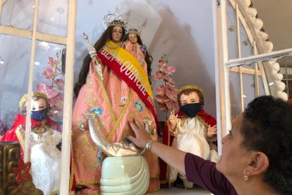 Rosario Guerrero es guardiana de la Virgen de El Quinche, de Solanda. Ella se encarga de cuidar y vestir a la figura. También mantiene en orden la gruta.
