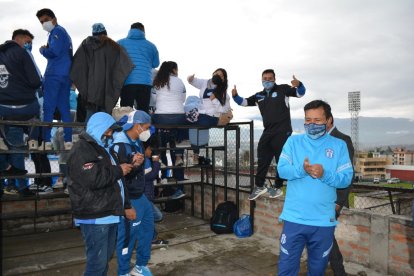 Los hinchas apostados en una de las terrazas del conjunto residencial Los Rosales durante un partido de Macará.