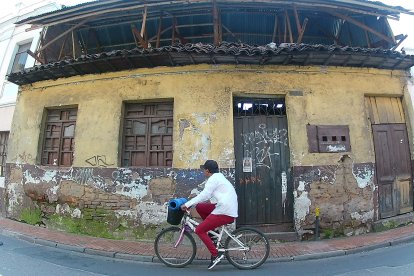 Por las calles de este popular barrio transitan peatones, ciclistas y vehículos.