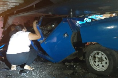 La camioneta quedó incrustada debajo del contenedor.