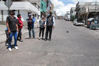 Los vecinos reclaman por los trabajos incompletos en la vía principal de La Roldós, norte de Quito.