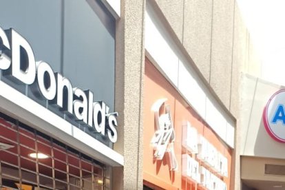 Hecho. Catorce locales componen el patio de comidas del centro comercial Mall del Sur.