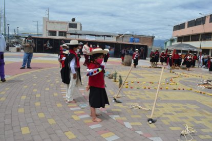 Los niños y jóvenes participan en los rituales para que conozcan su significado.