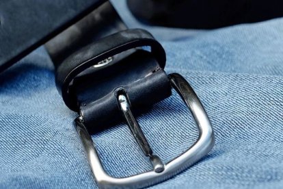 Padre agarró a correazos a su hijo por conducir tomado.