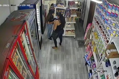 La pequeña, acompañada de dos mujeres, entra a un minimarket y se llevan un iPad.