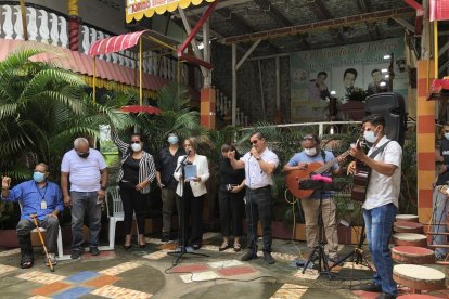 La viuda Nelly Macías (blazer a rayas, negro con blanco)  estuvo conmovida durante el velorio de su amado.