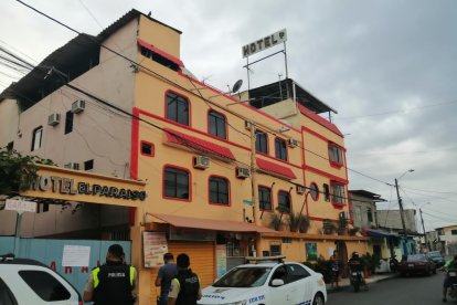La Policía llegó hasta el hotel donde le quitaron el arma de dotación al guardia.