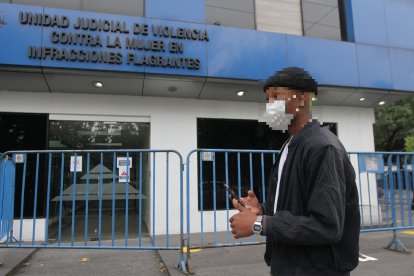 El joven contó que el policía agresor lo pateó por varias ocasiones en el suelo y que lo insultó.