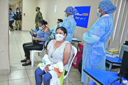 La vacunación se prioriza a maestros con mayor edad.