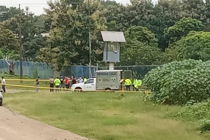 La Policía y la unidad de Criminalística acudieron al sitio para las diligencias de ley.