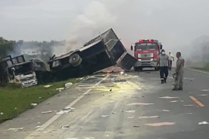Así quedó el camión luego del percance.
