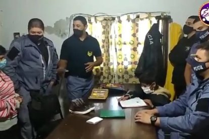 Los policías accedieron a ayudar a la madre con su hijo.