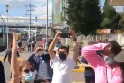 La gente reclamaba afuera de la universidad.