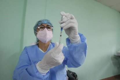 Los especialistas urgen ser vacunados en este país con una aguda crisis económica y política.