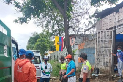 Personal de Urvaseo, policías comunitarios y moradores durante las faenas