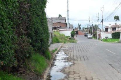 Vecinos de Cumbayá están preocupados por la fuga de agua.