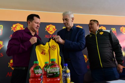 Hugo Castañeira (c) fue gerente deportivo del Papá durante tres años. También formó parte del directorio de la LigaPro.