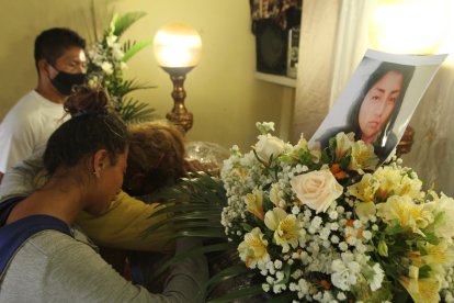 Sixta Magallanes García no puede contener el dolor ante la muerte su hija. Llora desconsolada junto a su féretro