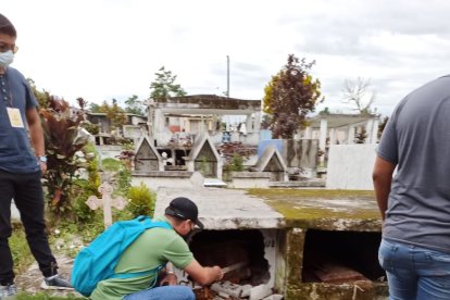 En el espacio violentado extrajeron los restos y dejaron el ataúd.