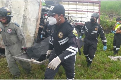 El cuerpo carbonizado de Jonathan Sillo fue retirado del camión y subido al carro de Medicina Legal de la CTE.