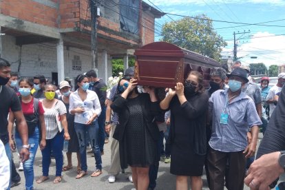 Gina y su hermana cargaron el féretro de su progenitor.