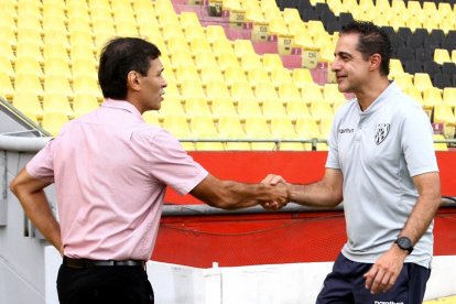 Renato Paiva (d), DT de Independiente del Valle, saluda con el estratega de Barcelona, Fabián Bustos, antes del último duelo de la fecha 6 de la LigaPro.