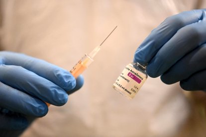 Alrededor del mundo, varias personas se han negado a recibir la dosis tras las sospechas.