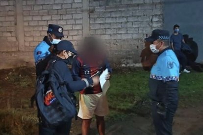 La cancha fue intervenida por los agentes de Control.