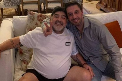 El difunto Diego Armando Maradona junto a quien fue su abogado, Matías Morla.