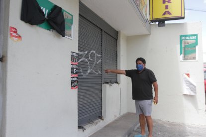 En el frente de la casa  donde ocurrió el crimen escribieron un número que se trataría de un código delincuencial.