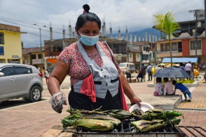 Amada Antuash ofrece ayampacos asados.