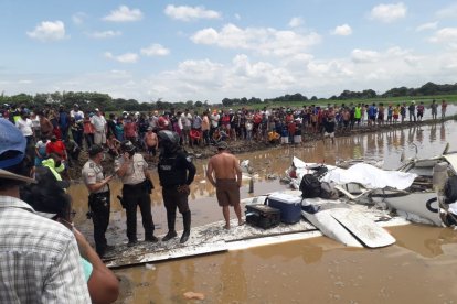 Decenas de moradores corrieron hasta el sitio donde cayó la aeronave.