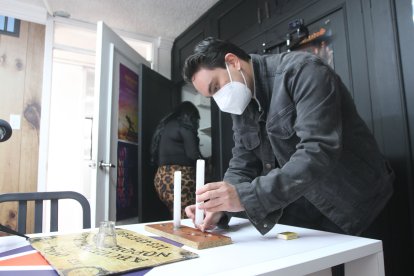 Albán prepara la mesa para una nueva sesión con espíritus. 

10. Angelo Chamba. (ag-extra ag-expreso ag-quito)