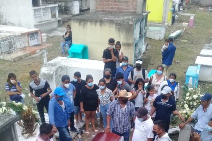Los restos de Verónica Venegas Magallanes fueron sepultados la tarde del martes en el cementerio del cantón Pedro Carbo.