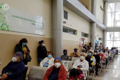 La gente esperó desde temprano para recibir la primera dosis de la vacuna en el hospital de Calderón, norte de la ciudad.