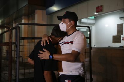 Familiares de Edwin Velásquez, piloto de profesión y uno de los ocupantes de la aeronave, esperaban el arribo del cuerpo de su pariente.