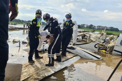 Los cuerpos fueronsacados de la avioneta y llevados al Instituto Forense de Guayaquil.