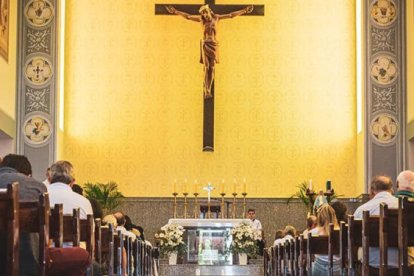 Francia es uno de los países más afectados por la pandemia. Las medidas de bioseguridad son a rajatabla, incluso en las misas.