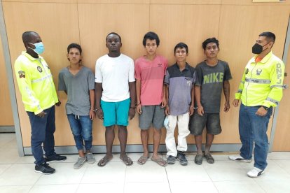 Los cinco detenidos junto a dos agentes de la Policía