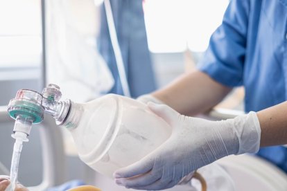 Los sistemas de respiración artificial trabajan 24/7 en los hospitales del mundo, a causa de la covid.