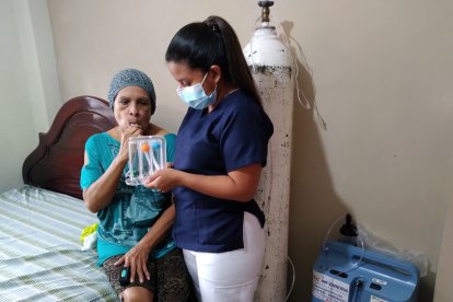 Mercedes junto a su enfermera recuperándose del COVID-19. Cerca de 1.800 dólares le ha costado su tratamiento.