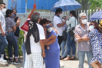 Familiares de los fallecidos en el accidente aviatorio protagonizaron escenas de dolor afuera del Laboratorio de Criminalística de Guayaquil.