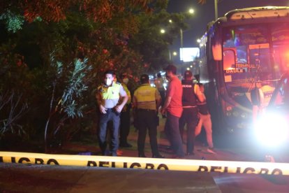 La víctima estaba sentada en las primeras filas de asientos del lado derecho del vehículo de transporte.