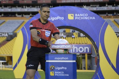 Guillermo Guerrero fue el juez central del duelo entre Deportivo Cuenca y Barcelona.